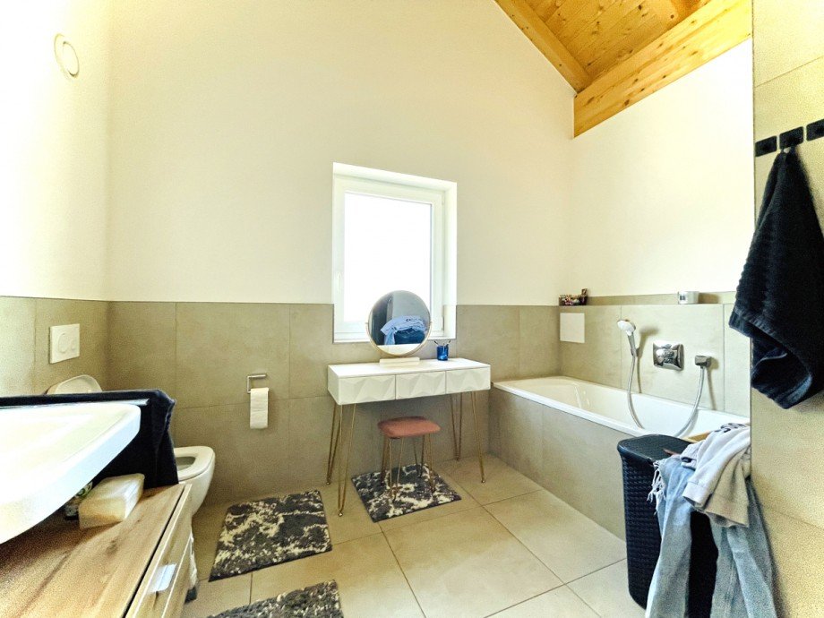 Bad mit Wanne und Dusche Dachgeschosswohnung Kaufbeuren
