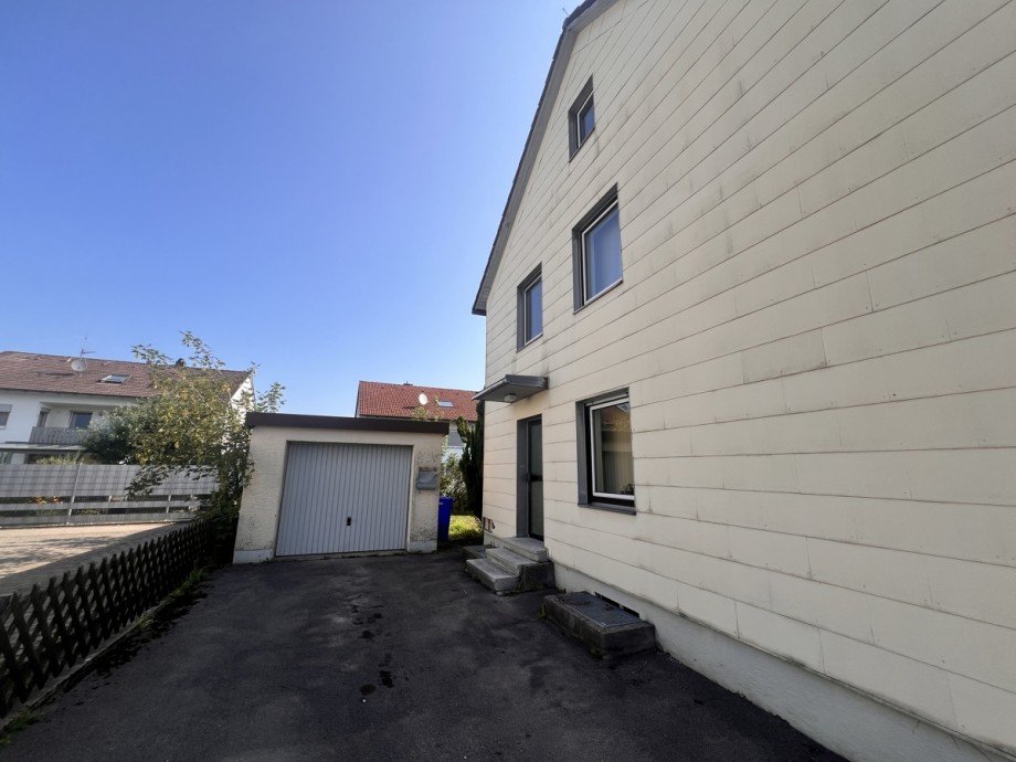 Eingang mit Garage Einfamilienhaus Zellerberg