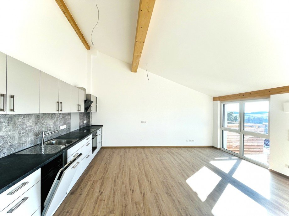 Wohnraum mit K�che Dachgeschosswohnung Aitrang