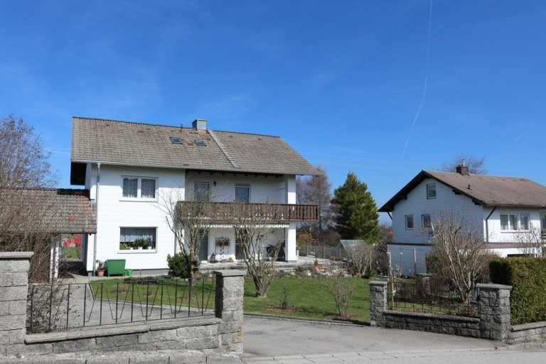 Einfahrt Kraftisried - Westerried Dachgeschosswohnung Gem�tliche 3 Zimmerwohnung mit Bergblick