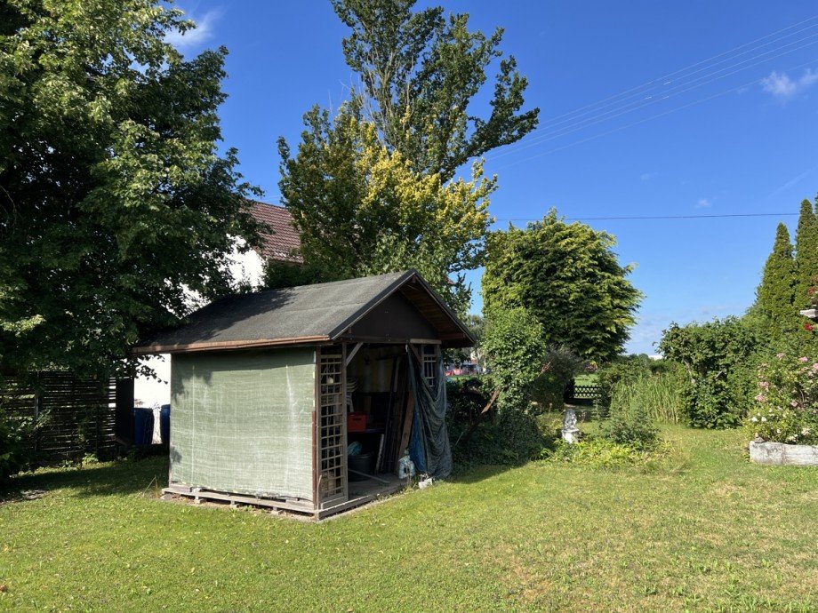 kleine Gartenh�tte Einfamilienhaus Germaringen