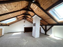 Dachzimmer Reihenmittelhaus mit PKW-Stellplatz in Zentrumsn�he.