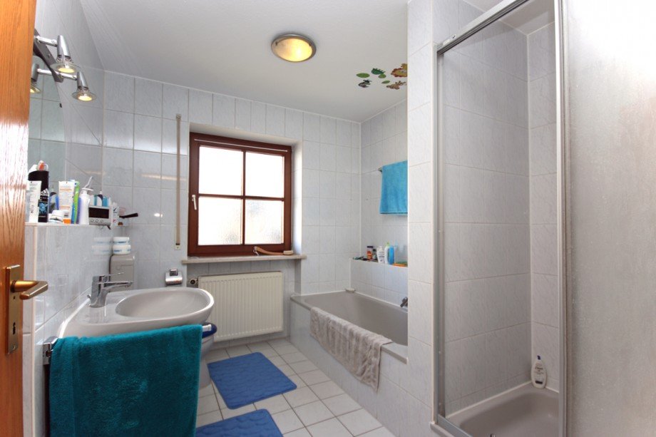 Bad mit Badewanne, Dusche und WC Reiheneckhaus Kaufbeuren