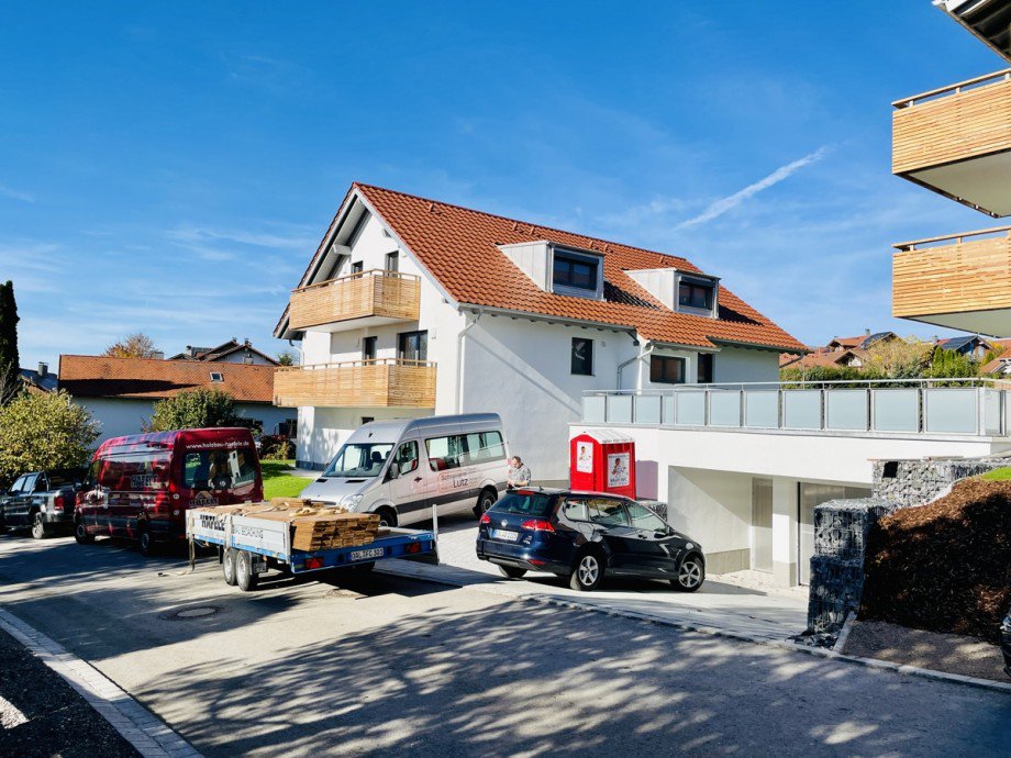 Hausansicht mit Tiefgarageneinfahrt Erdgeschosswohnung Aitrang
