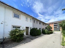 Eingang Reihenmittelhaus mit PKW-Stellplatz in Zentrumsn�he.