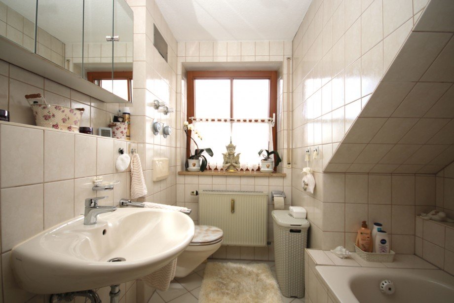 Bad mit Badewanne Dachgeschosswohnung Kaufbeuren
