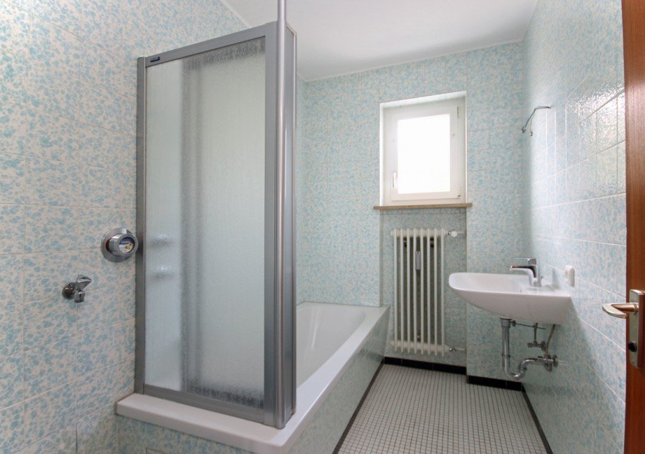 Bad mit Wanne und Waschmaschinenanschluss Etagenwohnung Marktoberdorf