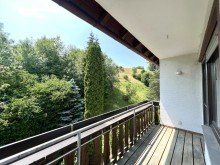 Balkon 4-Zimmer-Eigentumswohnung mit Kachelofen und Garage.