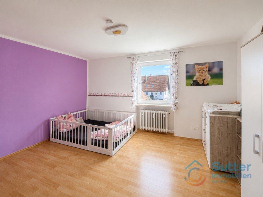 Kind Wohnung links Mehrfamilienhaus Pforzen