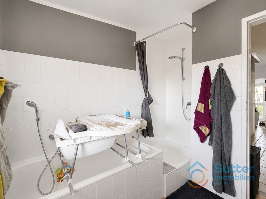 Bad Wohnung links Mehrfamilienhaus Pforzen