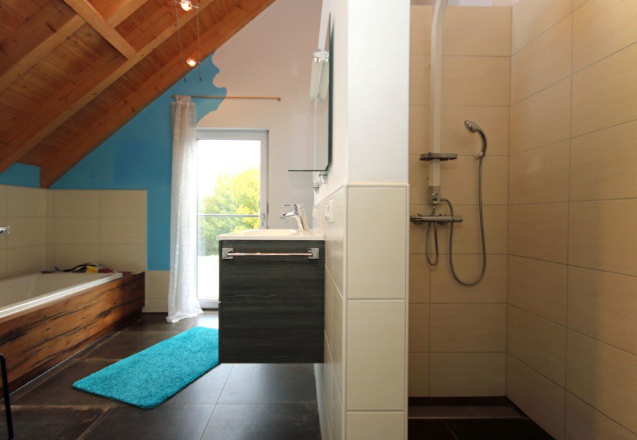 Bad mit Blick in Dusche Einfamilienhaus Buchloe