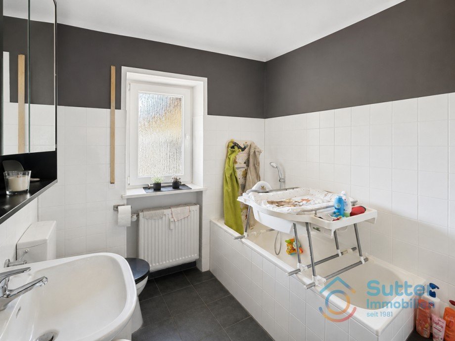 Bad Wohnung links Mehrfamilienhaus Pforzen