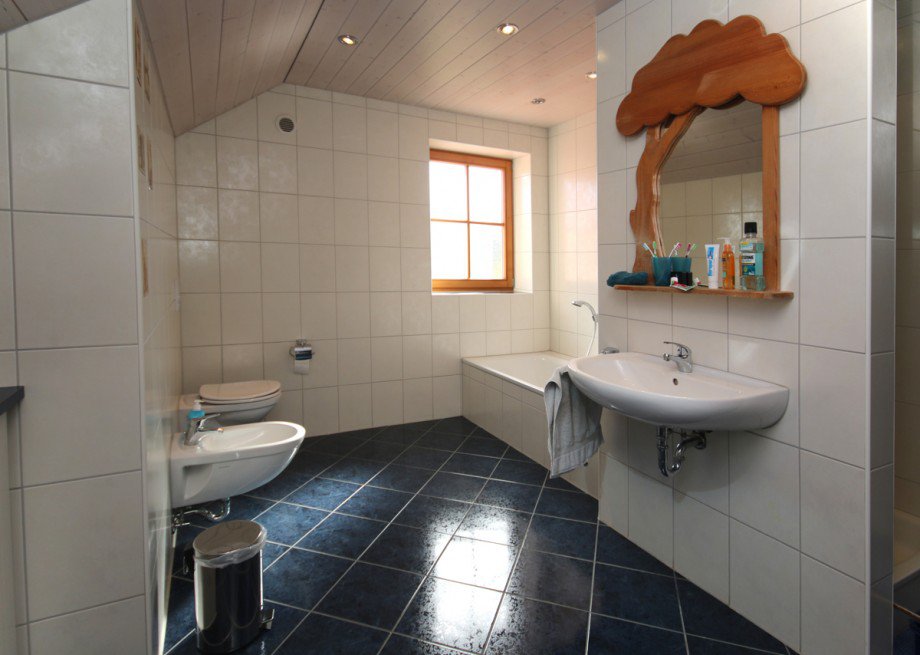 Bad mit Wanne Einfamilienhaus Irsee