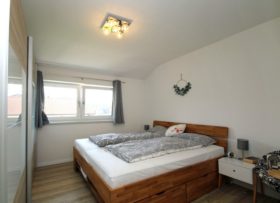 Schlafzimmer Einliegerwohnung im Obergeschoss Zweifamilienhaus St�tten am Auerberg