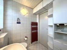 Bad/WC Reihenmittelhaus mit PKW-Stellplatz in Zentrumsn�he.