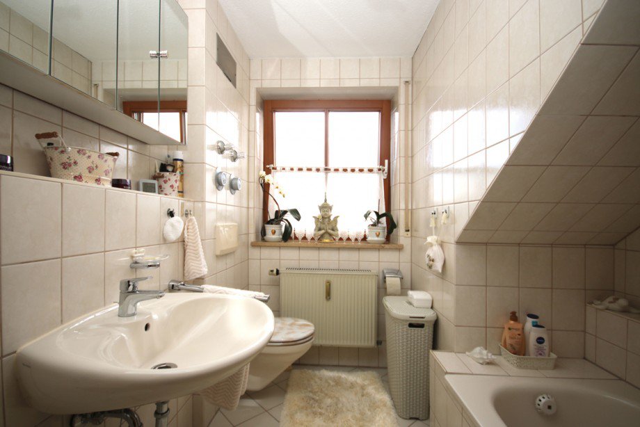 Bad mit Badewanne Dachgeschosswohnung Kaufbeuren