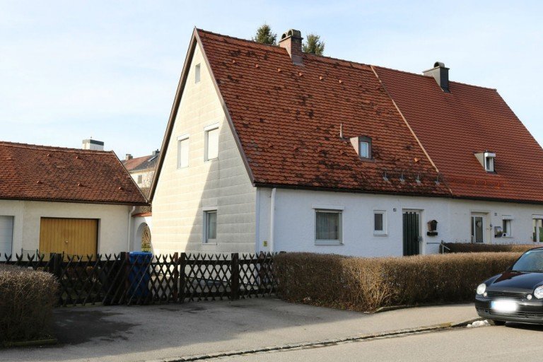 Stra�enseite Kaufbeuren - Neugablonz Doppelhaush�lfte Gro�er Garten, Garage, Doppelhaush�lfte - Renovierungsbed�rftig!