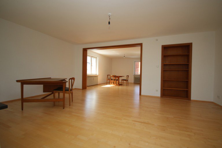 Wohnzimmer Kaufbeuren - Hirschzell Etagenwohnung Gro�z�gig, zentrumsnah, Wintergarten - was will man mehr?