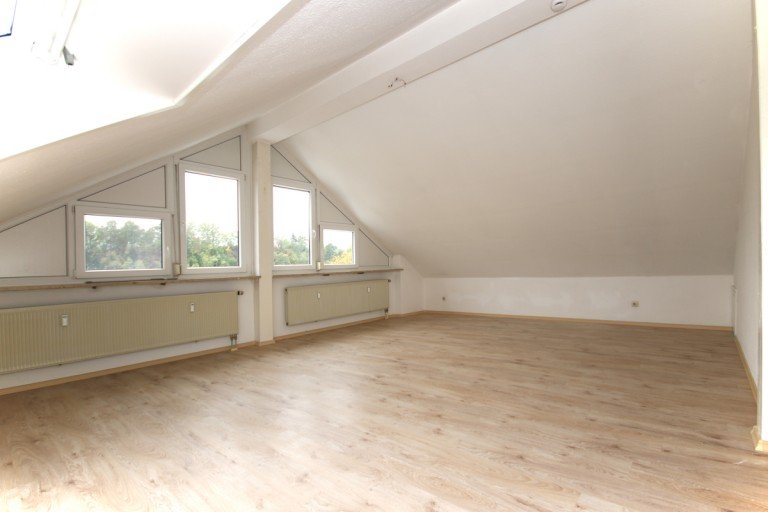 Wohnzimmer Kaufbeuren - Kaufbeuren Dachgeschosswohnung Gro�z�gige Dachgeschosswohnung f�r Sportliche - 4. Obergeschoss ohne Lift